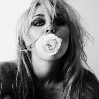 Miley Cyrus & Model/Actriz - Different Religion